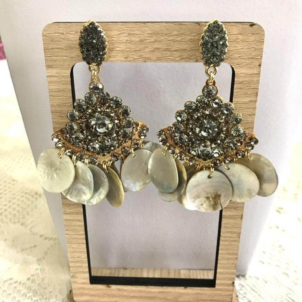 Brinco com strass  e madrepérola 