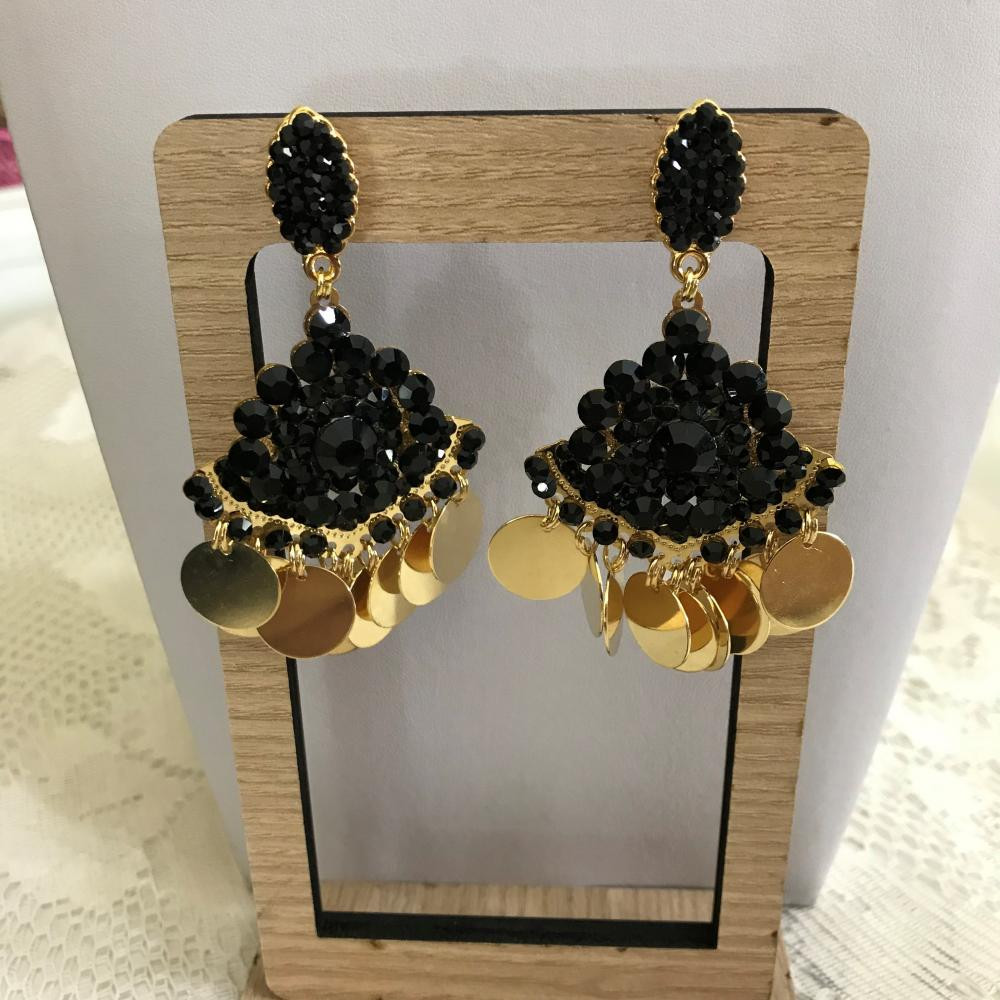 Brinco com strass e moedas 