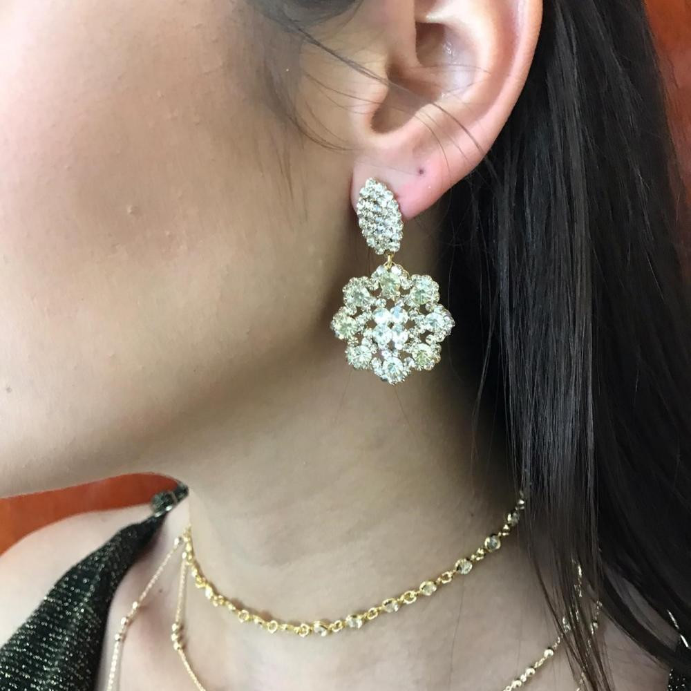 brinco com strass  