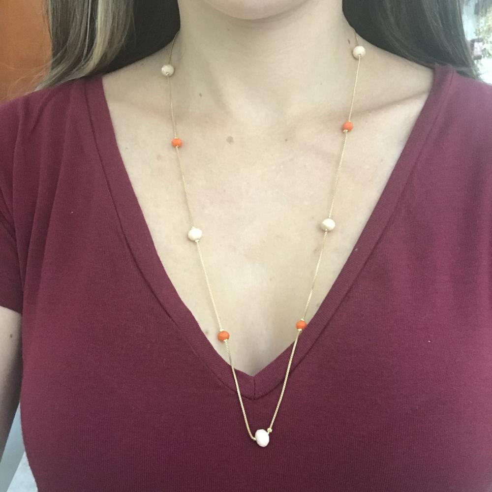 Colar longo com bolas de vidro