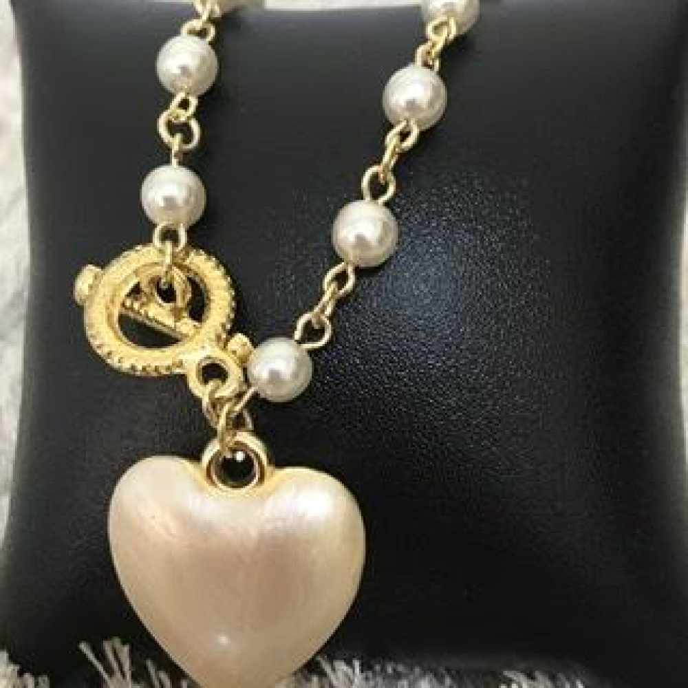Pulseira com perolas e pingente de coração 