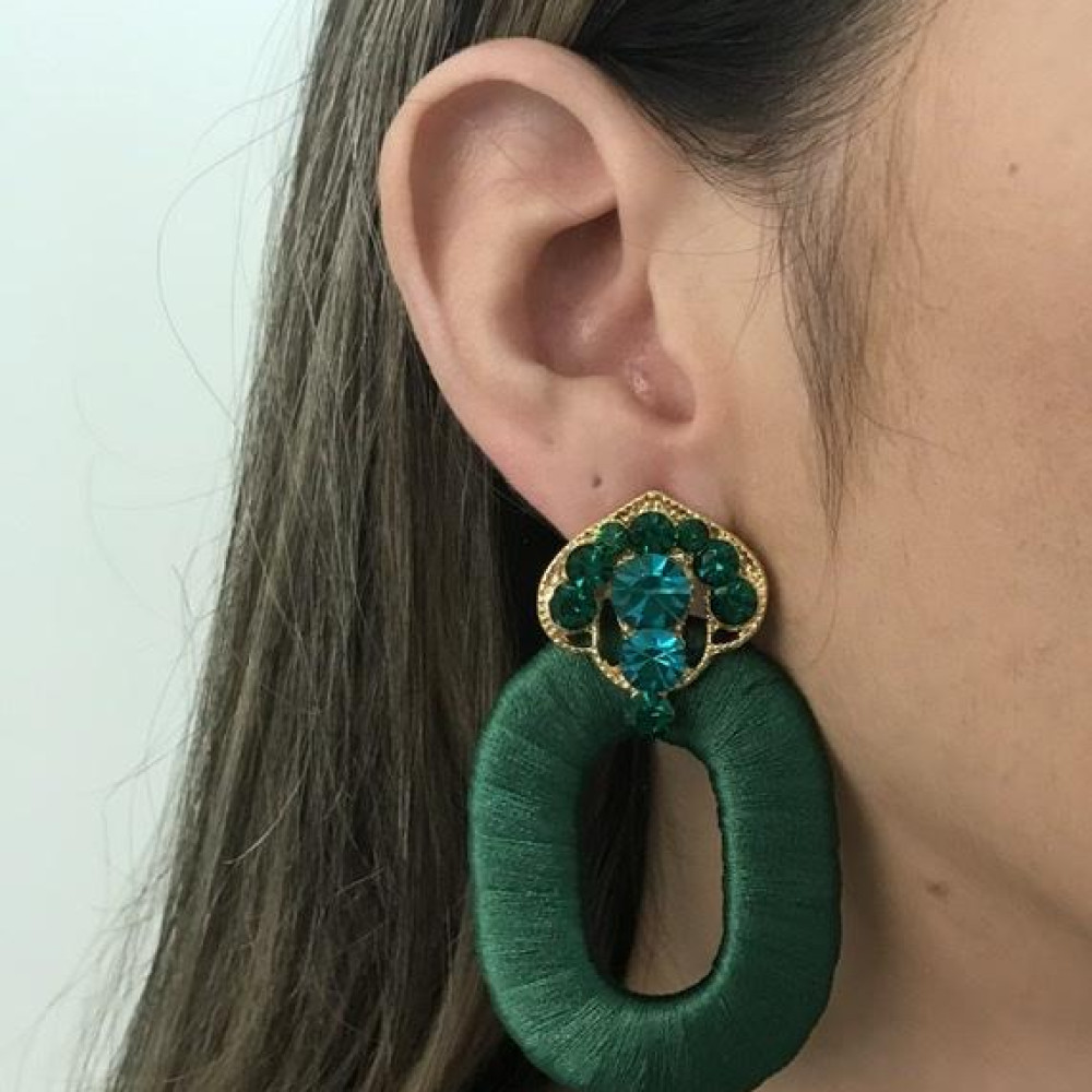 Brinco com strass de resina e linha