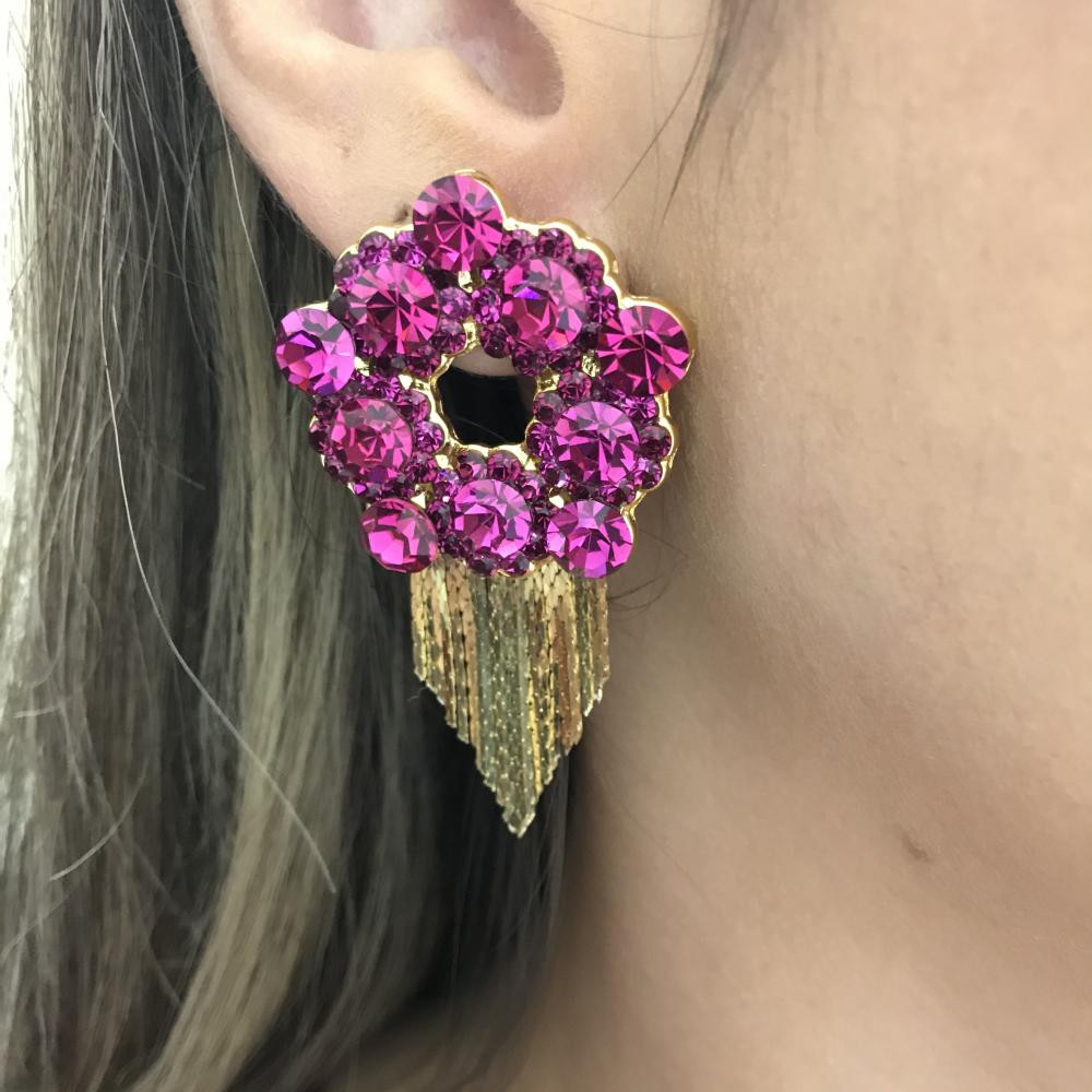 Brinco ponteira com strass e franja