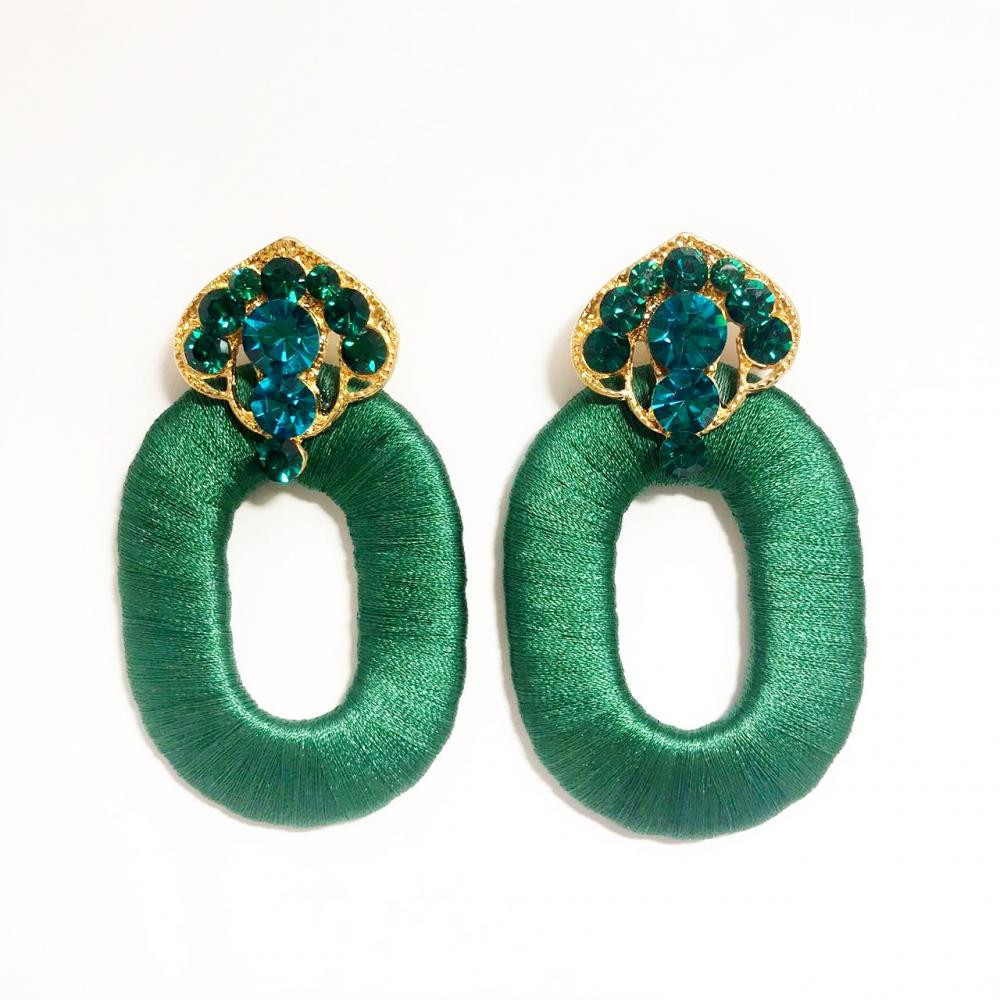 Brinco com strass de resina e linha