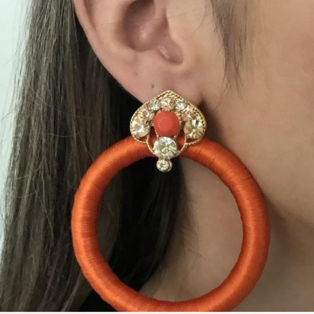 Brinco com argola strass e linha 