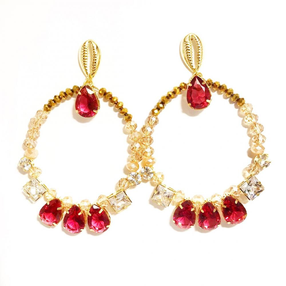 Maxi Brinco argola com bolinhas de vidro nude e gold com gotas fucsia 