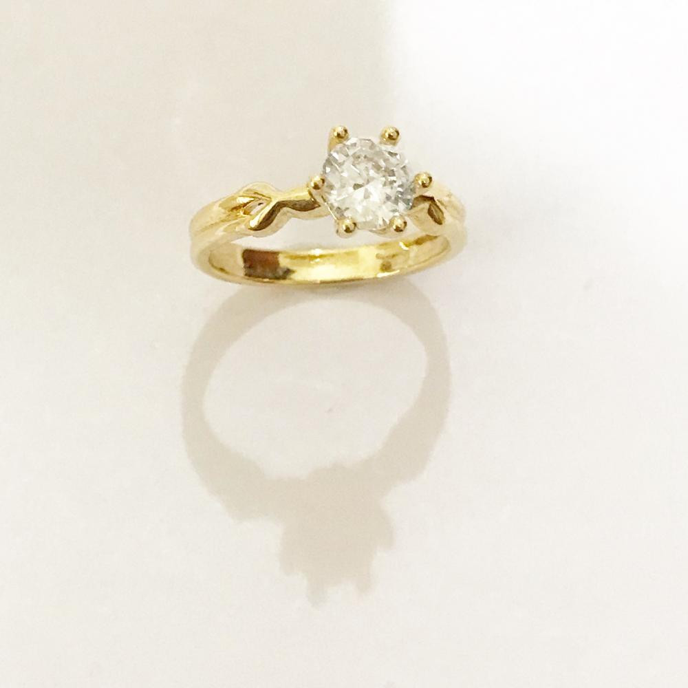 Anel Solitário de noivado com zircônia cravejada folheado a ouro 18k