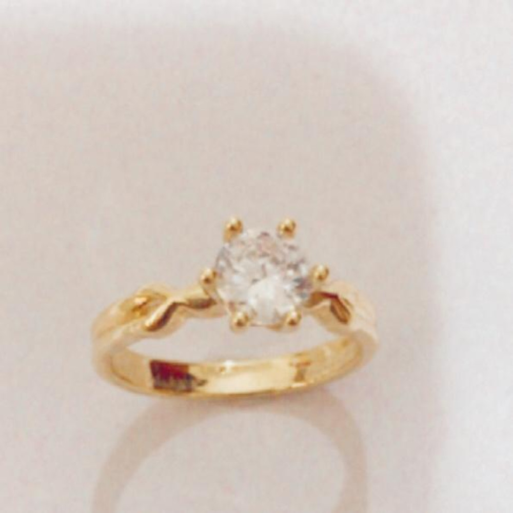 Anel Solitário de noivado com zircônia cravejada folheado a ouro 18k