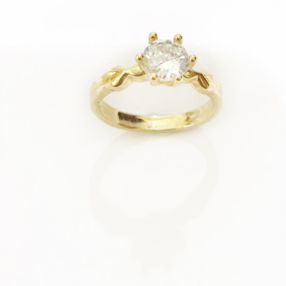 Anel Solitário de noivado com zircônia cravejada folheado a ouro 18k