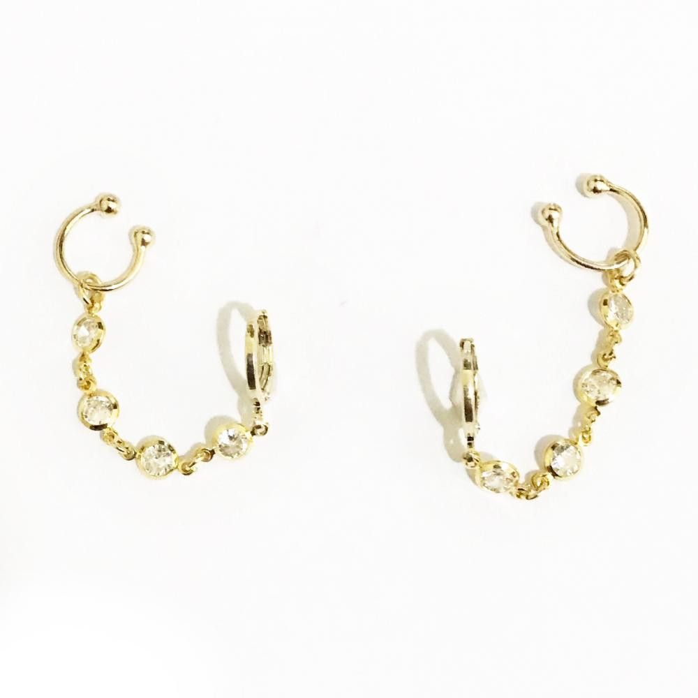 Brinco earcuff com corrente de zircônia e piercing fake banhado a ouro 18k
