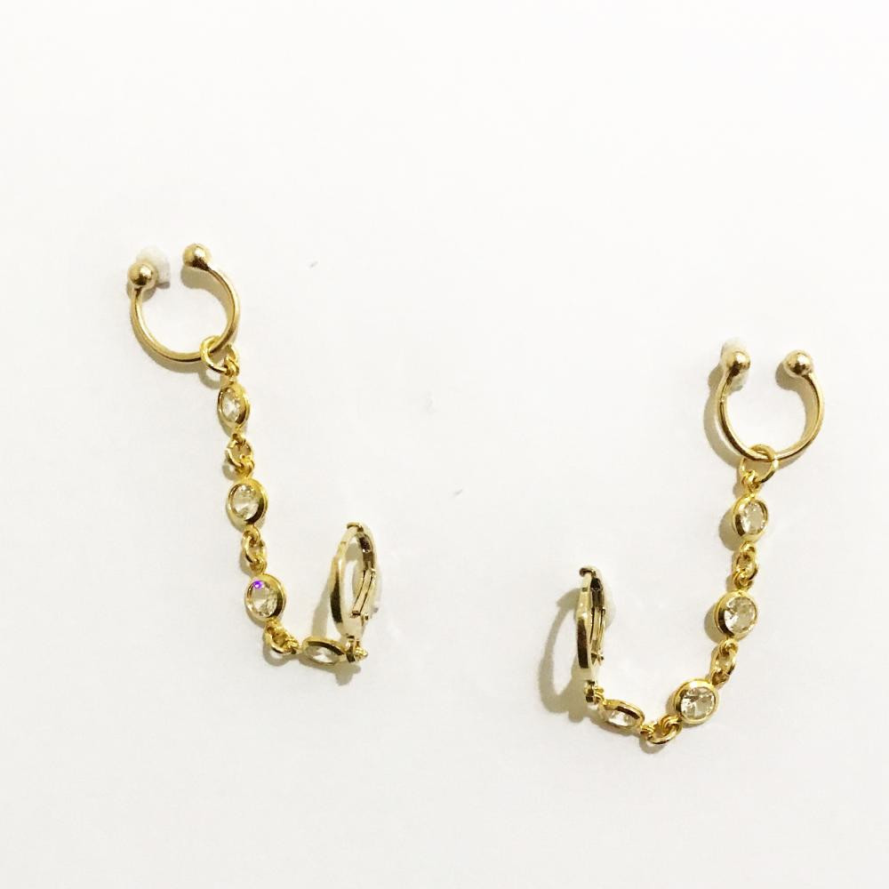 Brinco earcuff com corrente de zircônia e piercing fake banhado a ouro 18k