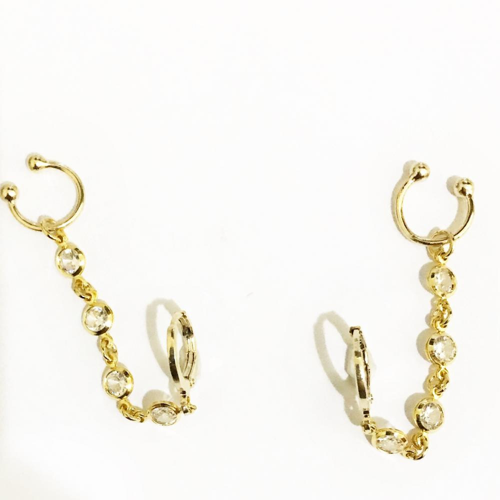 Brinco earcuff com corrente de zircônia e piercing fake banhado a ouro 18k