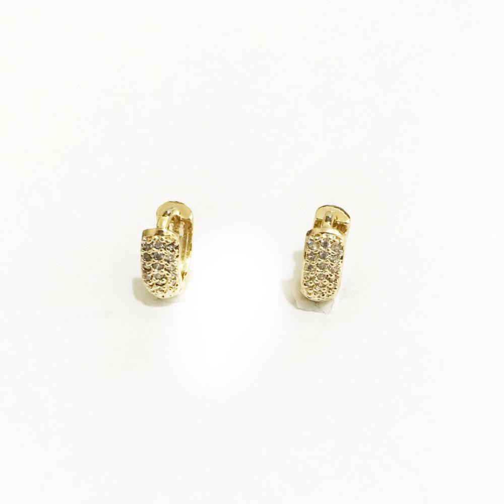 Brinco de argola cravejado com zircônia folheado a ouro 18k