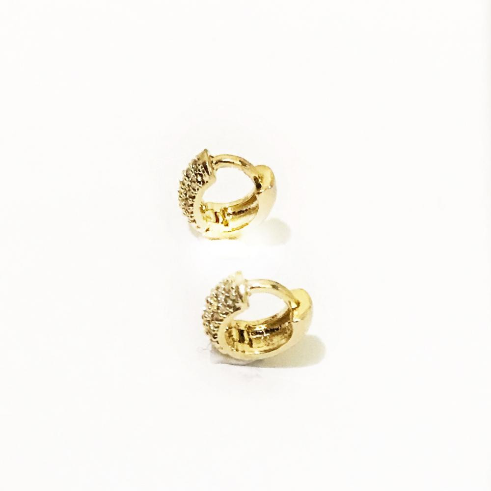 Brinco de argola cravejado com zircônia folheado a ouro 18k