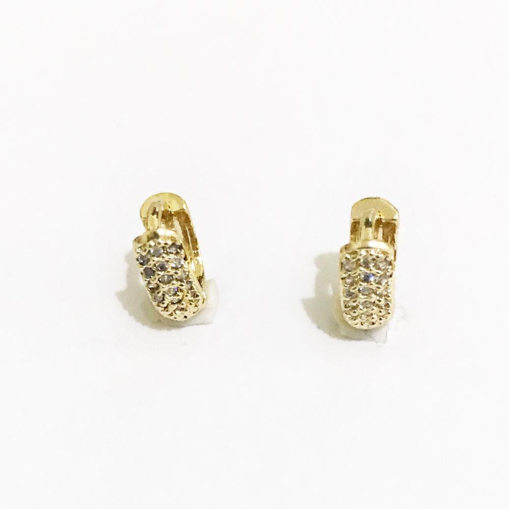 Brinco de argola cravejado com zircônia folheado a ouro 18k