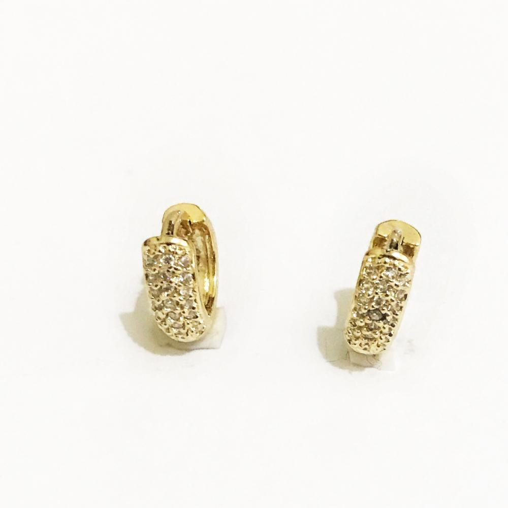 Brinco de argola cravejado com zircônia folheado a ouro 18k