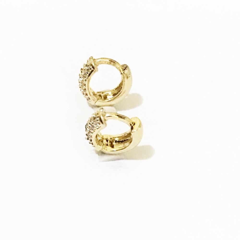 Brinco de argola cravejado com zircônia folheado a ouro 18k