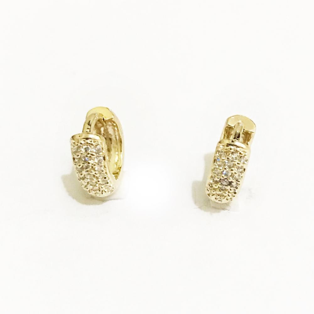 Brinco de argola cravejado com zircônia folheado a ouro 18k