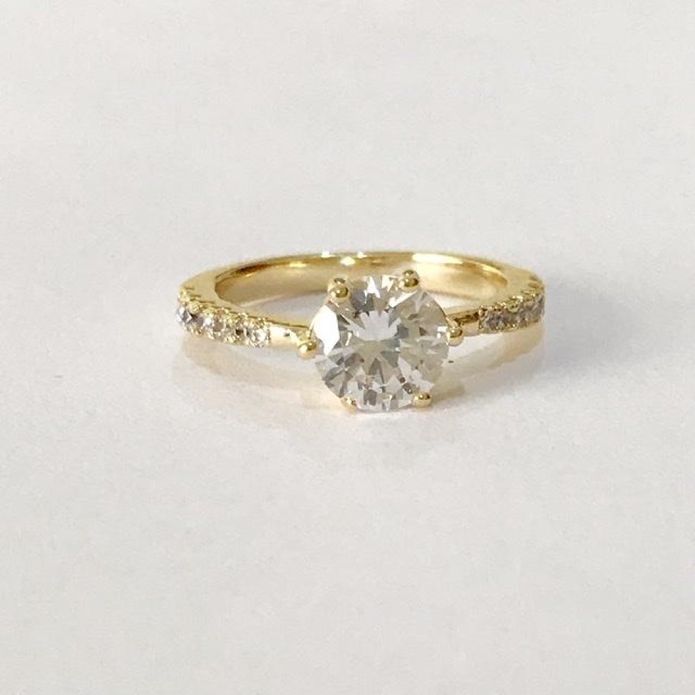 Anel cravejado com zircônia Folheado a ouro18k