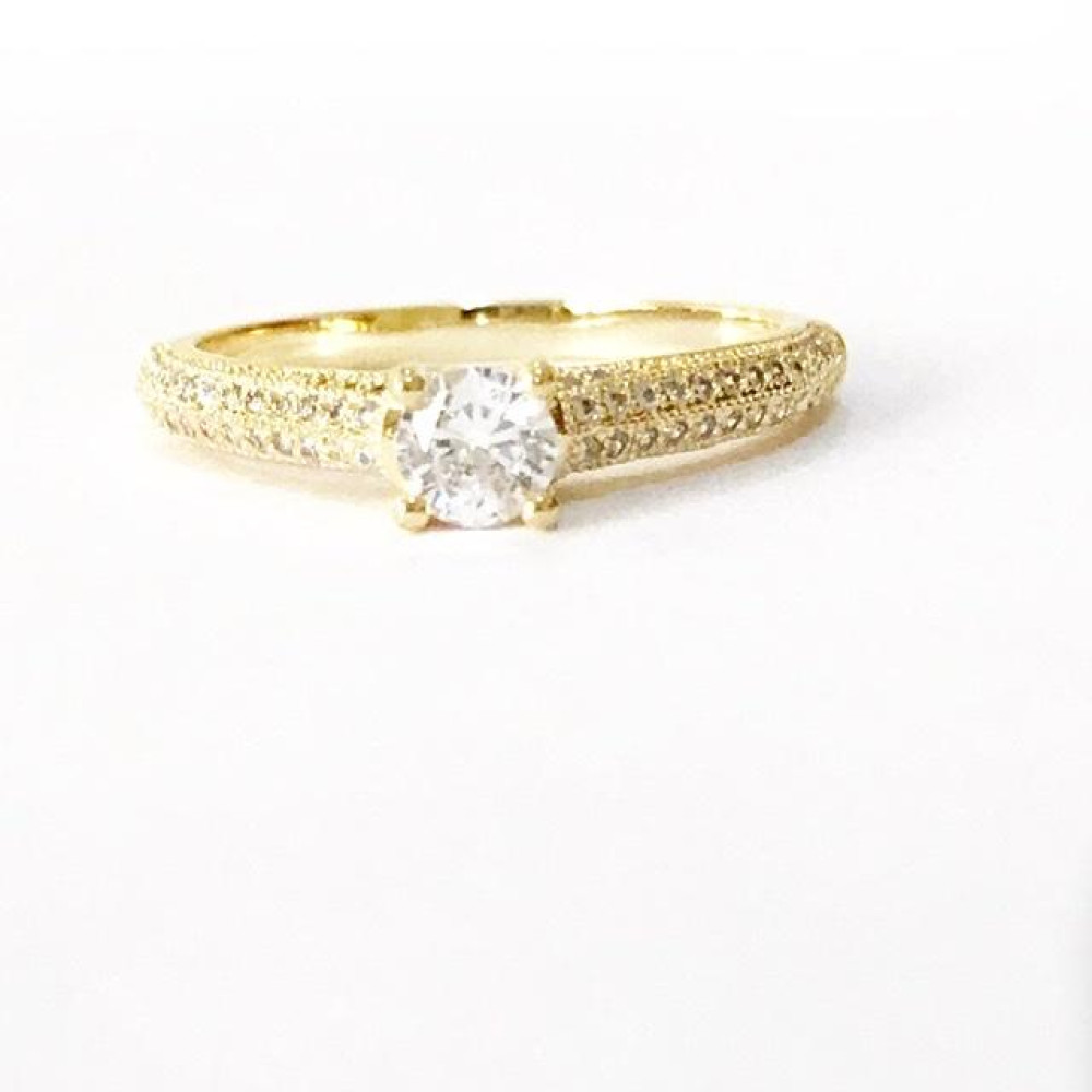 Anel cravejado com zircônia Folheado a ouro18k