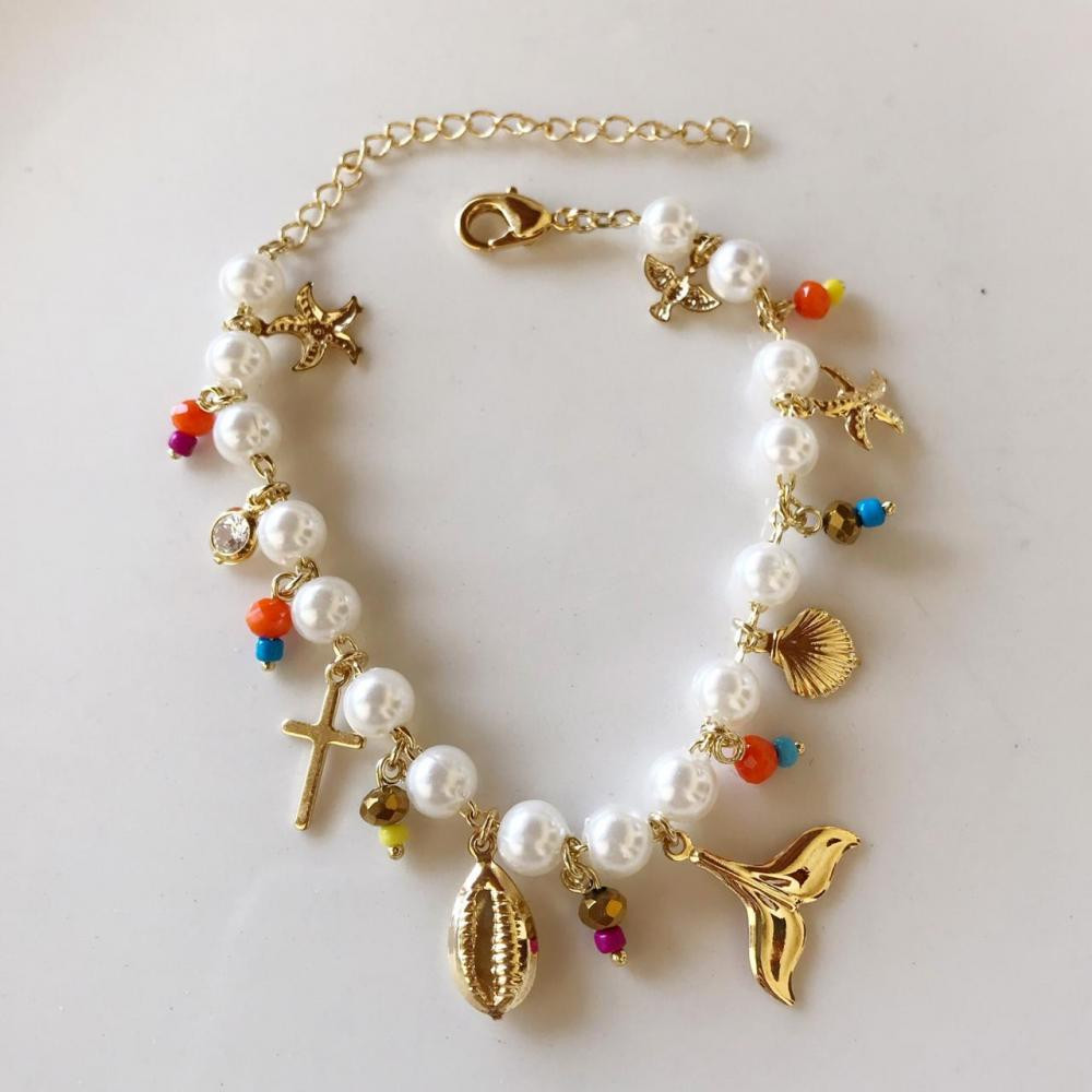 Pulseira com bolinhas de pérola e pingentes folheada a ouro 18k