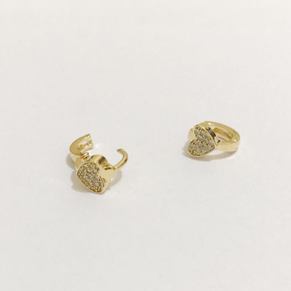 Brinco de argola com coração cravejado folheado a ouro 18k