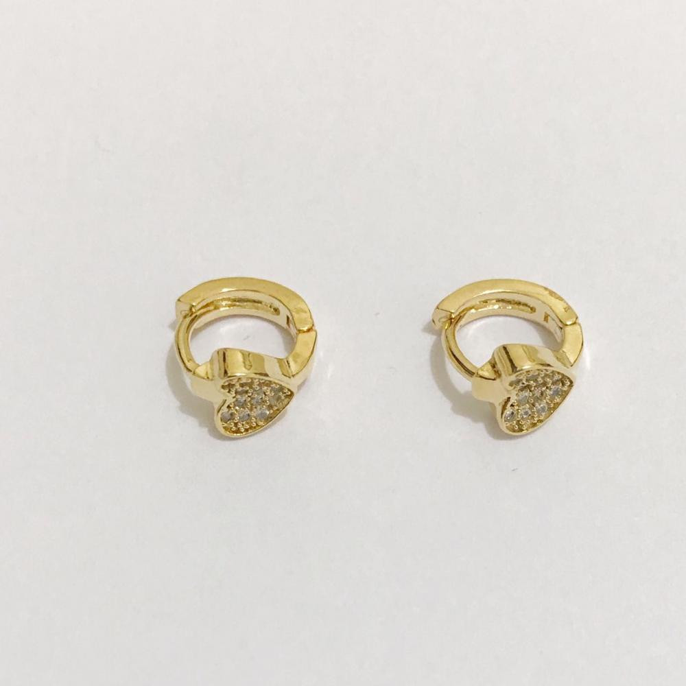 Brinco de argola com coração cravejado folheado a ouro 18k