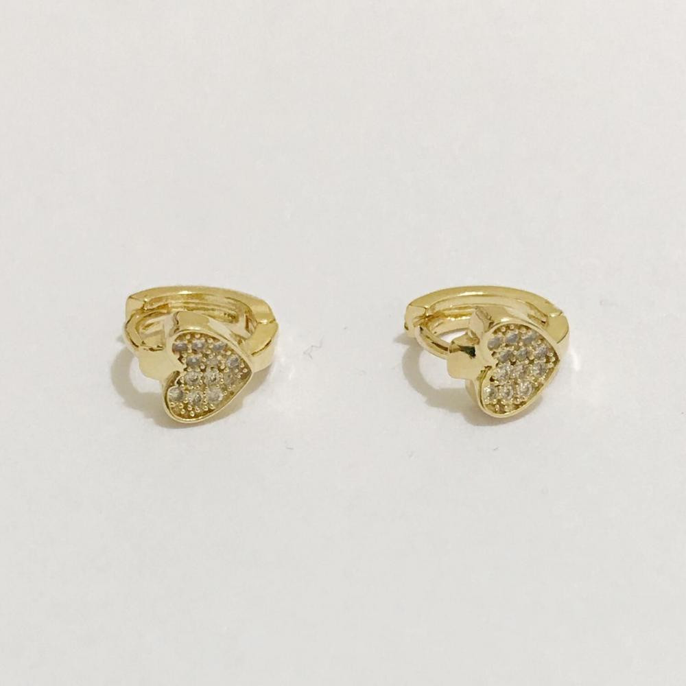 Brinco de argola com coração cravejado folheado a ouro 18k
