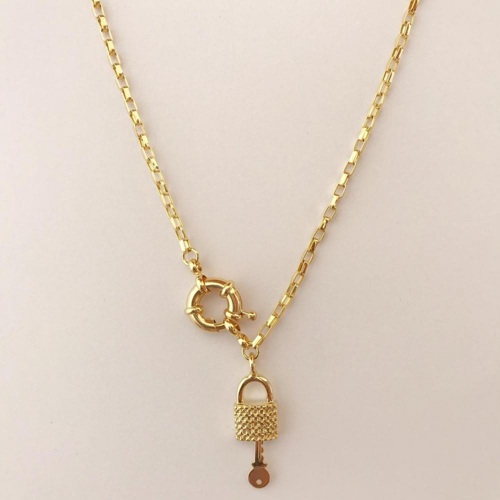 Colar longo com fecho boia e pingente cadeado folheado a ouro 18k