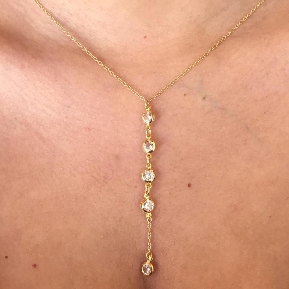 Colar gravata minimalista com pingentes de zircônia folheado a ouro 18k