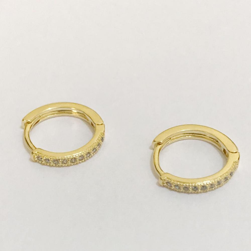 Brinco de argola cravejada com zircônia folheada a ouro 18k
