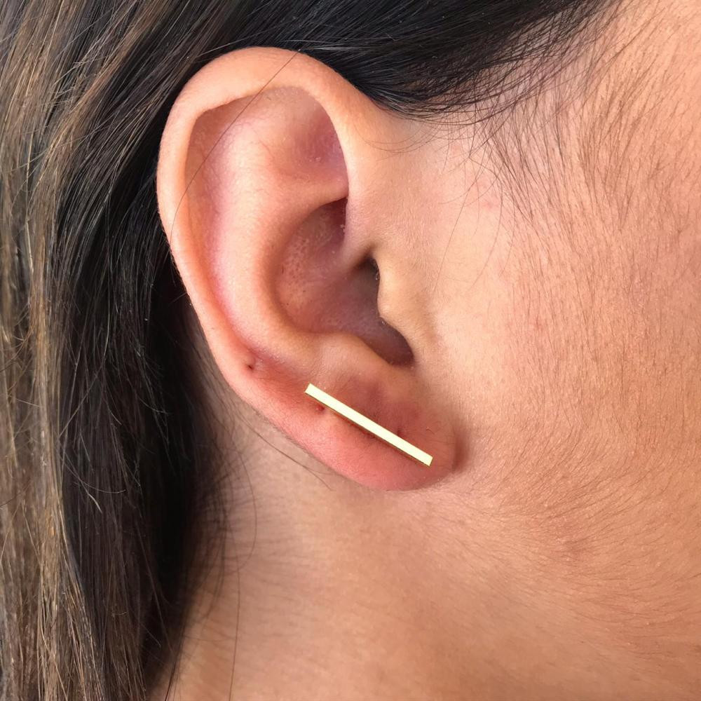 Brinco minimalista em formato de palito folheado a ouro 18k