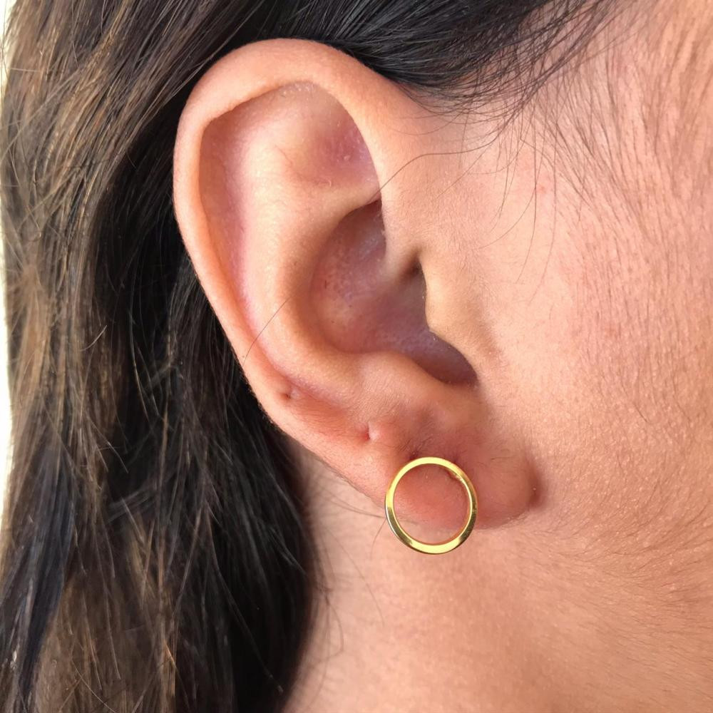 Brinco minimalista argola vazada folheado a ouro 18k