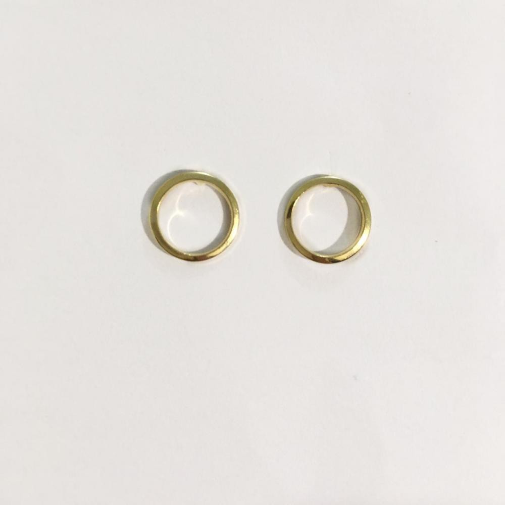 Brinco minimalista argola vazada folheado a ouro 18k
