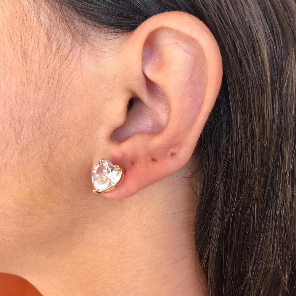 Brinco de coração cravejado com zircônia folheado a ouro 18k