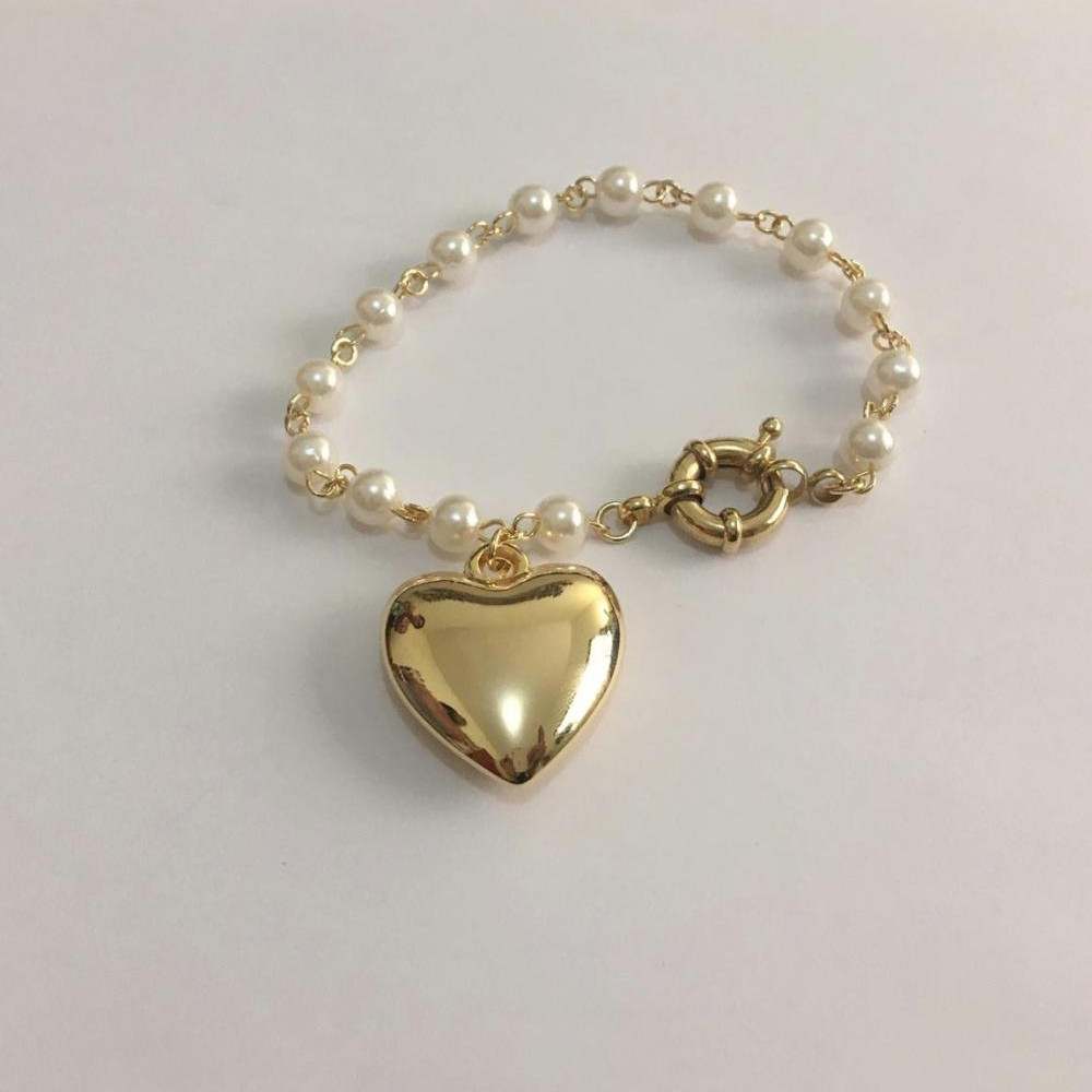 Pulseira de pérolas com pingente de coração e fecho boia folheado a ouro 18k 