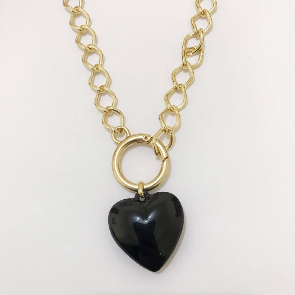 Colar longo de elo com fecho que abre e pingente de coração preto acrílico vidro resinado folheado a ouro 18k 
