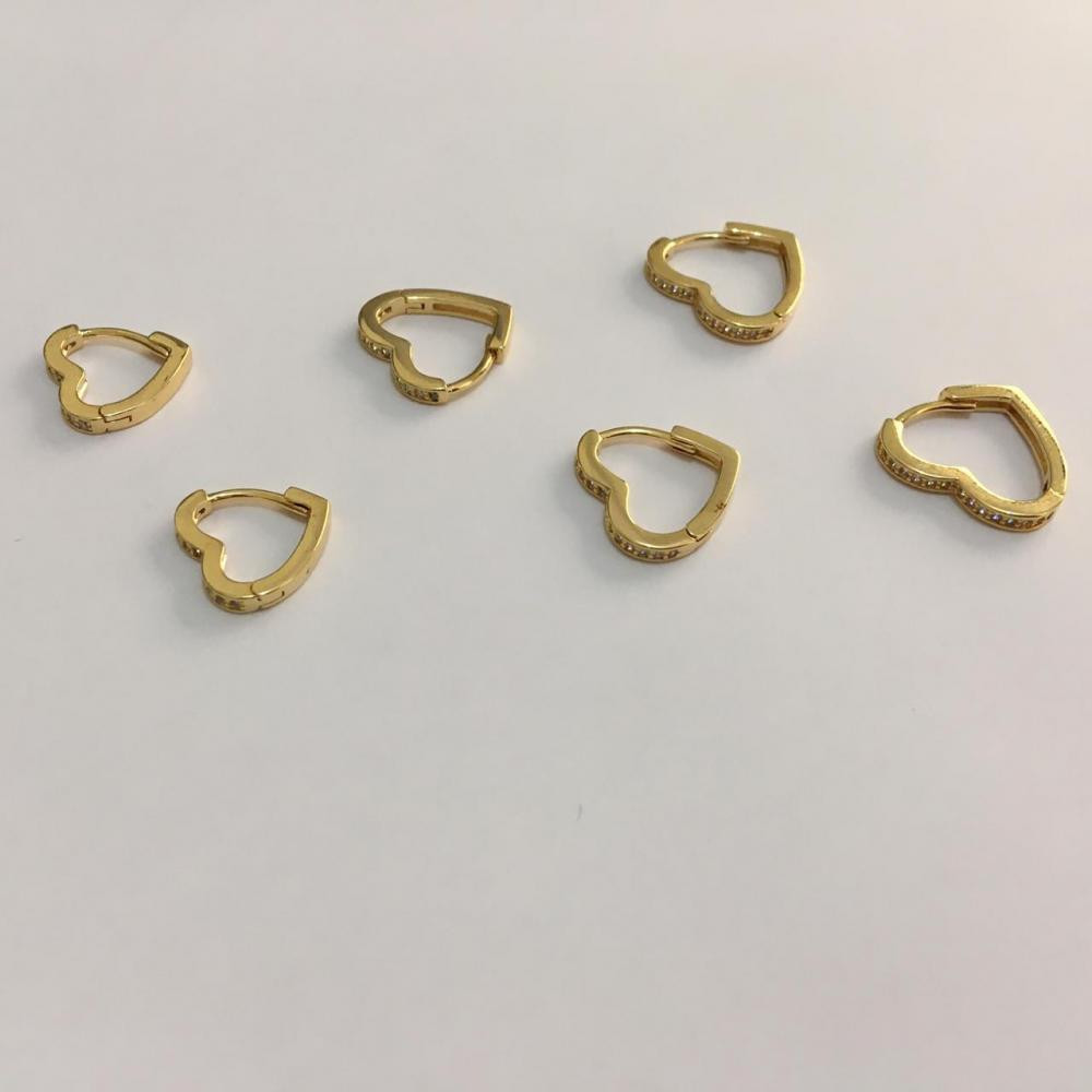 Brinco trio de argola de coração cravejado folheado a ouro 18k