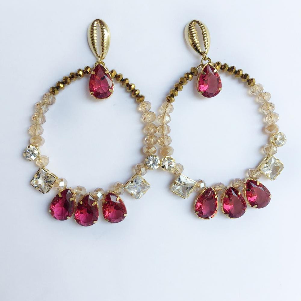 Brinco de argola com cristais de vidro e zircônia colorida folheado a ouro 18k
