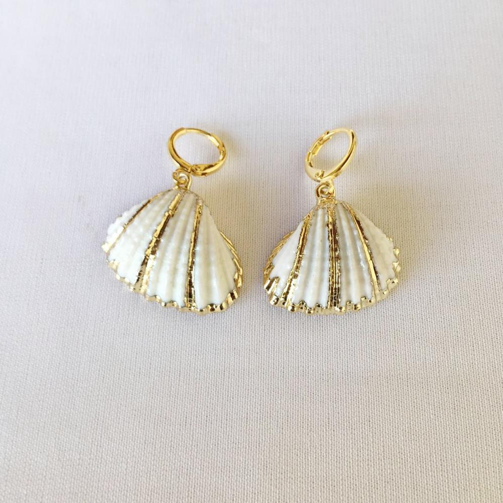 Brinco de argola click com concha resinada folheada a ouro 18k