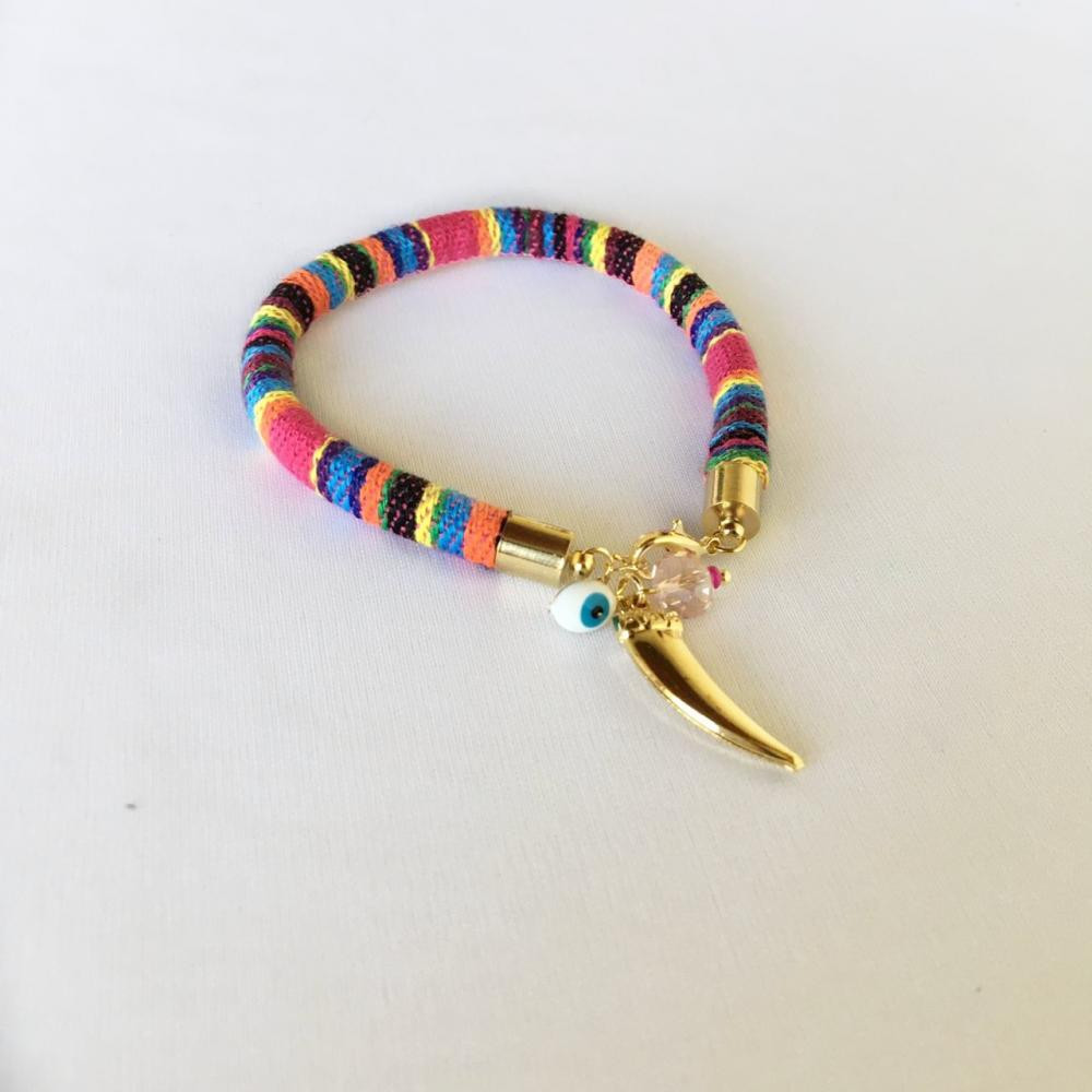 Pulseira com cordão étnico colorido com pingentes folheado a ouro 18k 