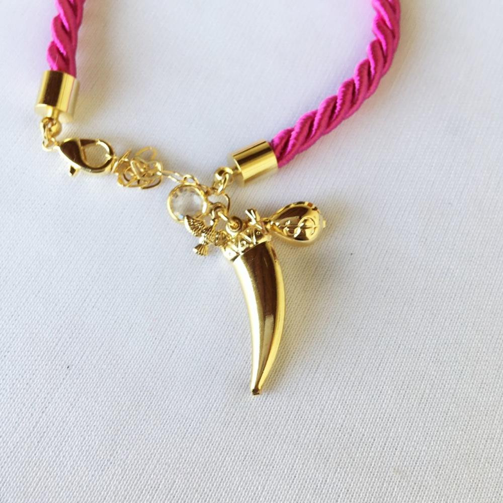 Pulseira com cordão étnico colorido com pingentes folheado a ouro 18k 