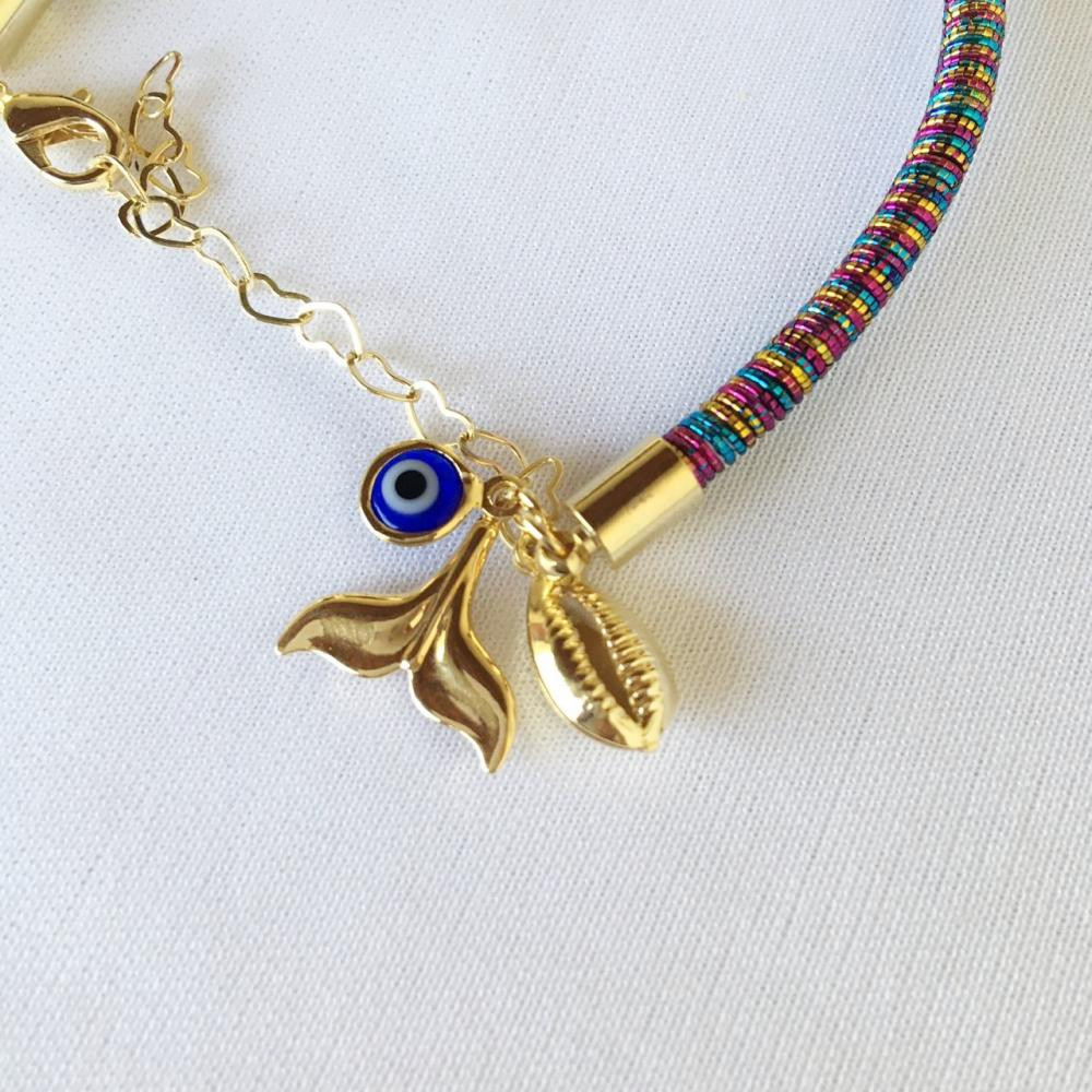Pulseira com cordão étnico colorido com pingentes folheado a ouro 18k 