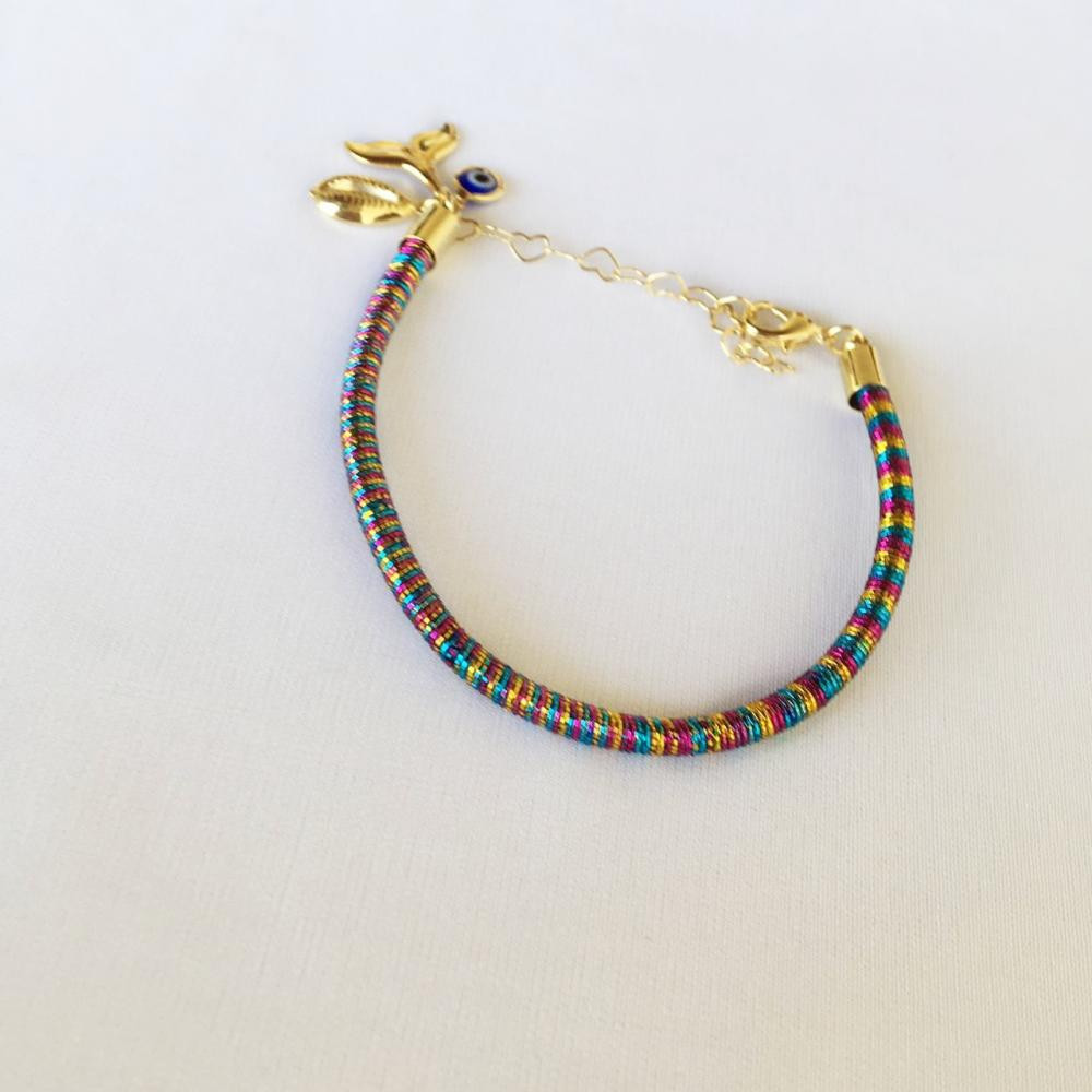 Pulseira com cordão étnico colorido com pingentes folheado a ouro 18k 