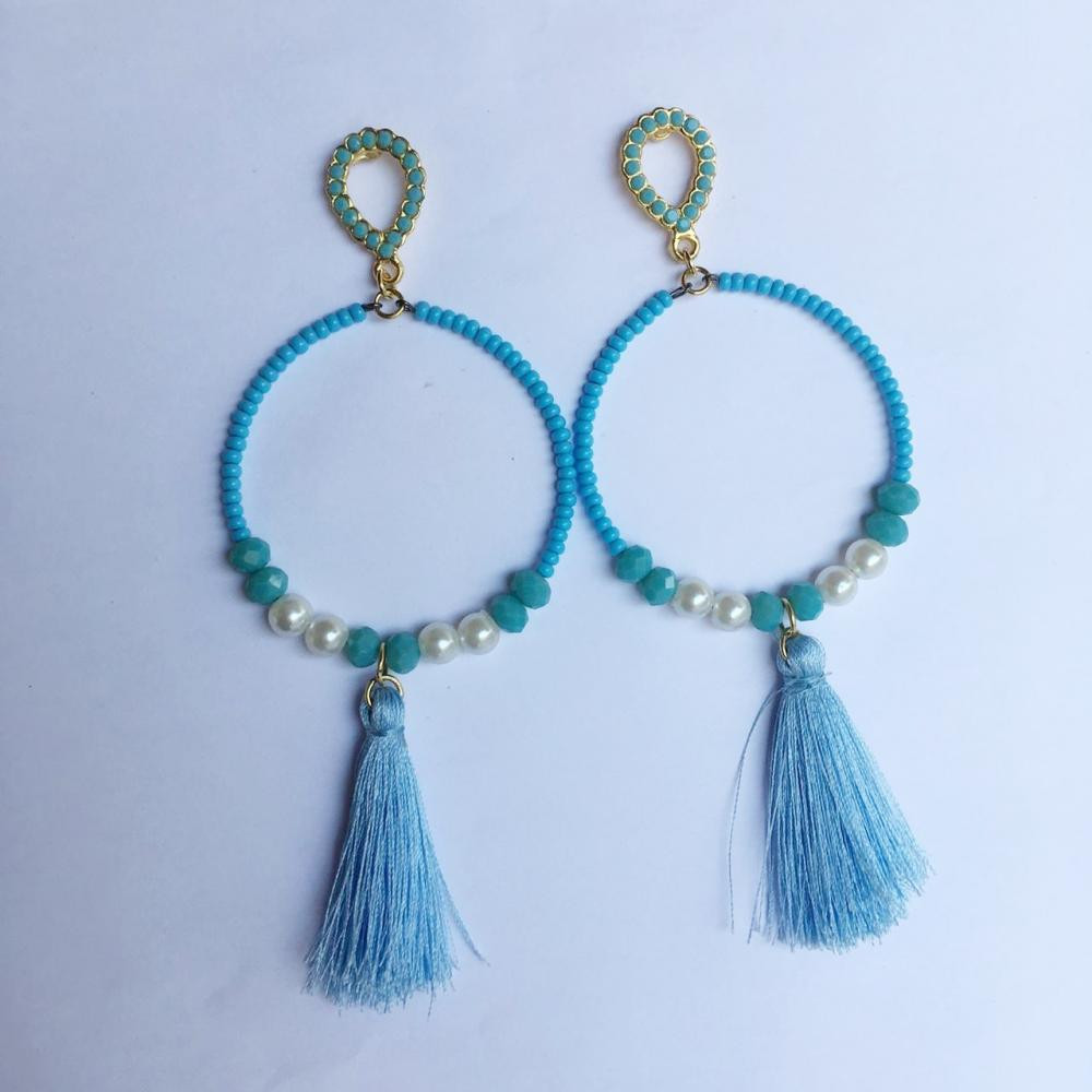 Brinco de argola com tassel azul com miçangas e pérolas