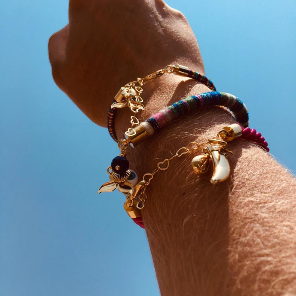 Pulseira com cordão étnico colorido com pingentes folheado a ouro 18k 