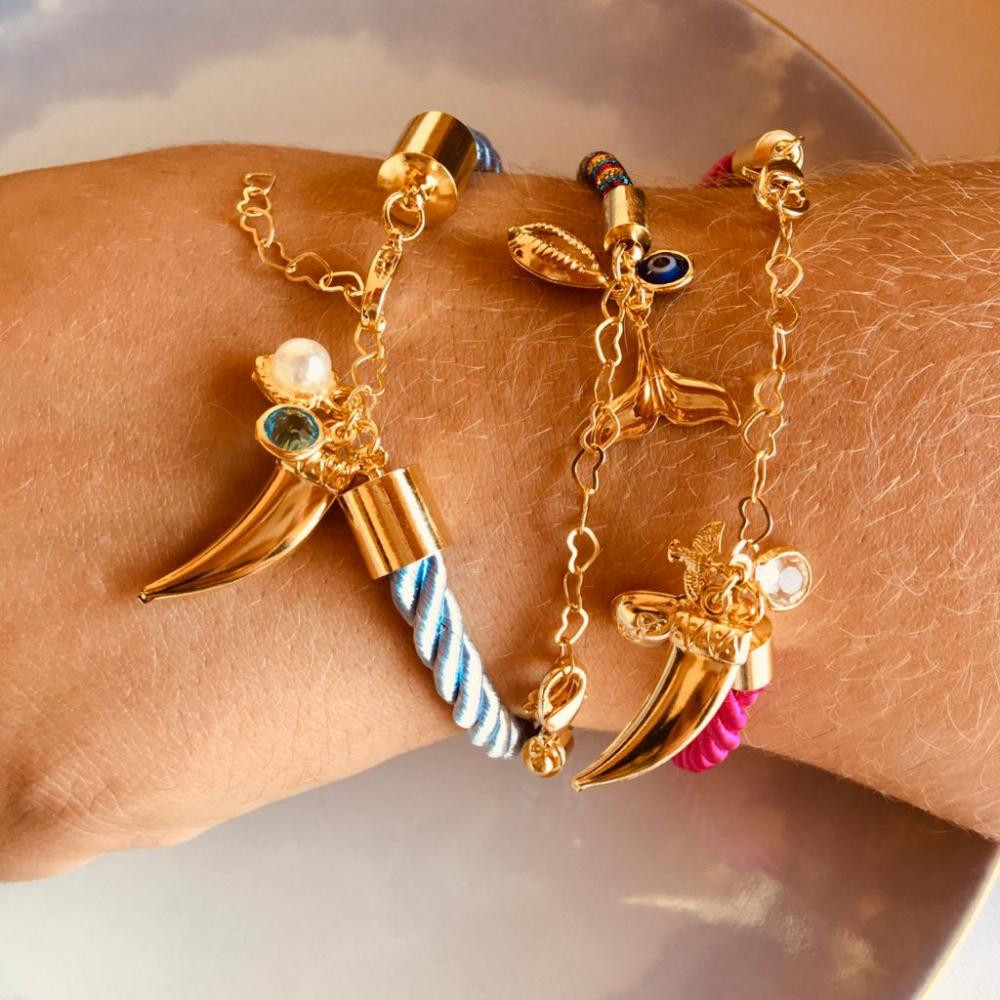 Pulseira com cordão étnico colorido com pingentes folheado a ouro 18k 