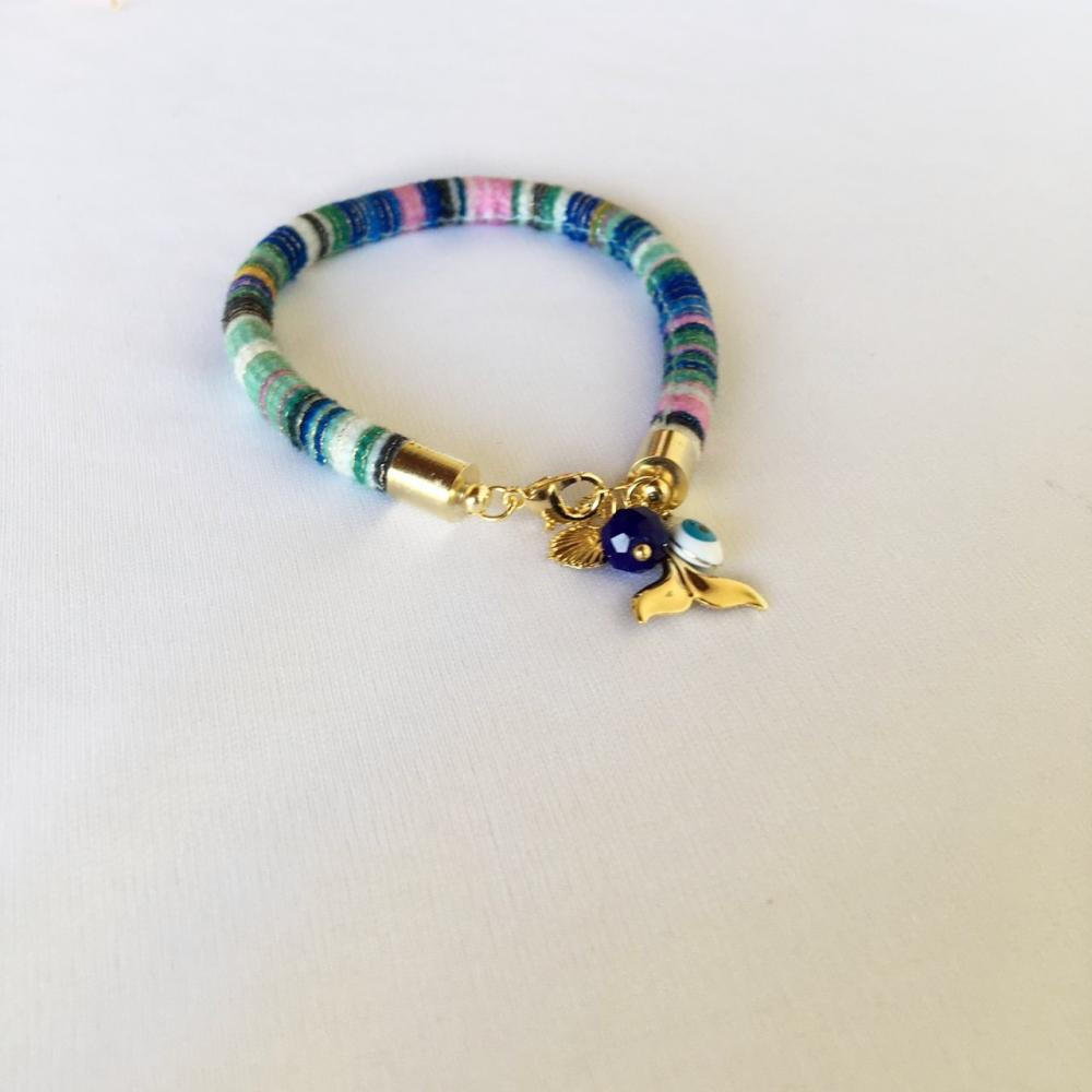 Pulseira com cordão étnico colorido com pingentes folheado a ouro 18k 