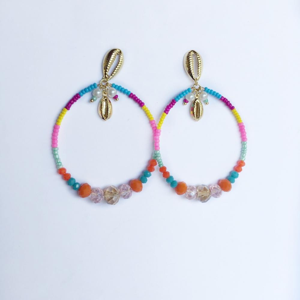 Brinco de argola com miçanga colorida e pingentes folheado a ouro 18k