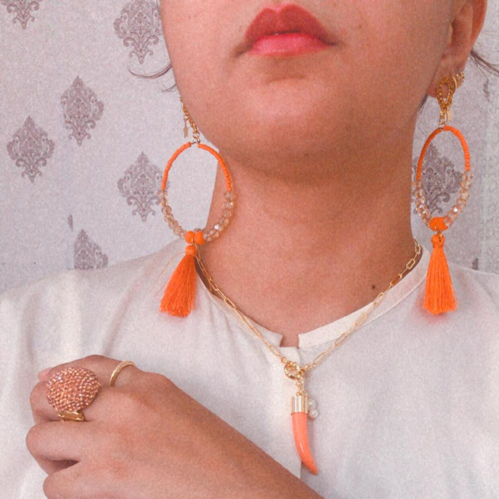 Brinco de argola com tassel laranja e cristais de vidro coloridos